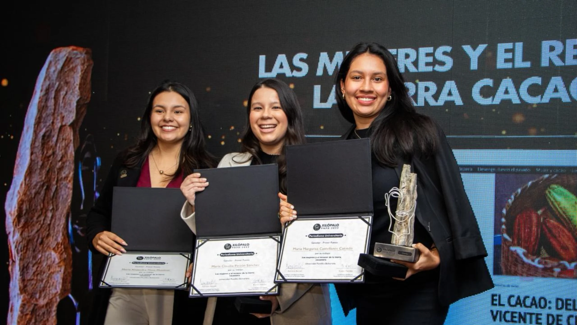 La Universidad Pontificia Bolivariana ganó el Premio Xilópalo 2025 por su crónica sobre el rol vital de las mujeres campesinas y el cacao.